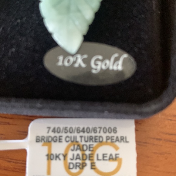 NWT Bridge Cultured Pearl Jade Leaf Drop earrings with 10k Gold - Picture 2 of 4